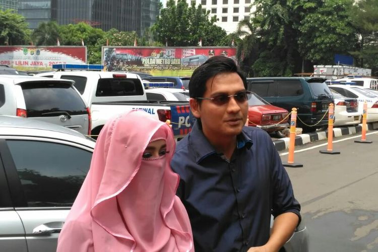 Artis peran Lucky Hakim dan Tiara Dewi mendatangi Polda Metro Jaya untuk melaporkan penipuan yang mereka alami di kawasan Semanggi, Jakarta Selatan, Rabu (9/1/2019).