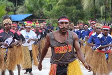 Peringati HUT Ke-80 RI, Warga Ayuka dan Tipuka Antusias Ikuti Lomba Tari Seka  