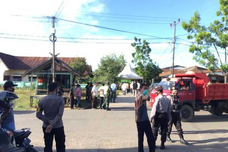 Aparat gabungan mengawal dan menjaga pengamanan di lokasi kampanye di Kabupaten Pangkajene Kepulauan (Pangkep), Sulawesi Selatan.