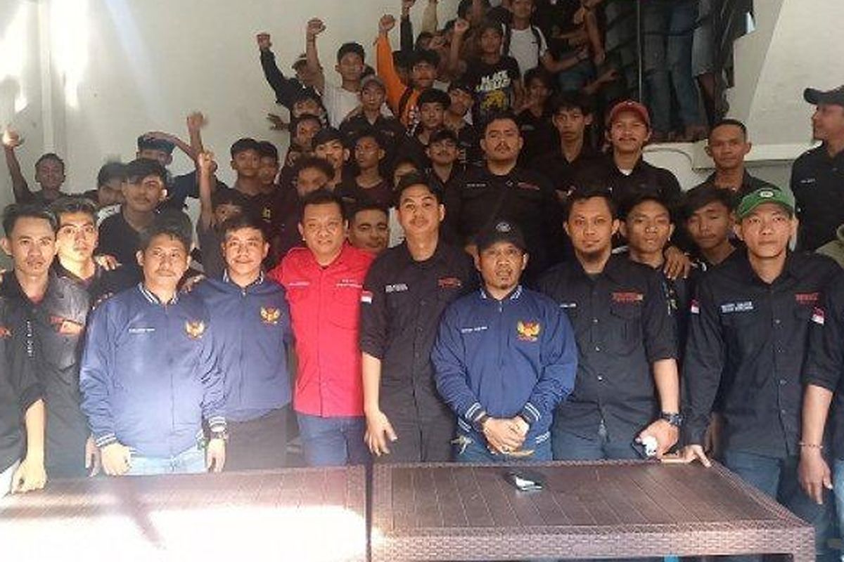 Anggota Batalyon 120 menggelar konferensi pers pasca penggerebekan aparat Polda Sulawesi Selatan.
