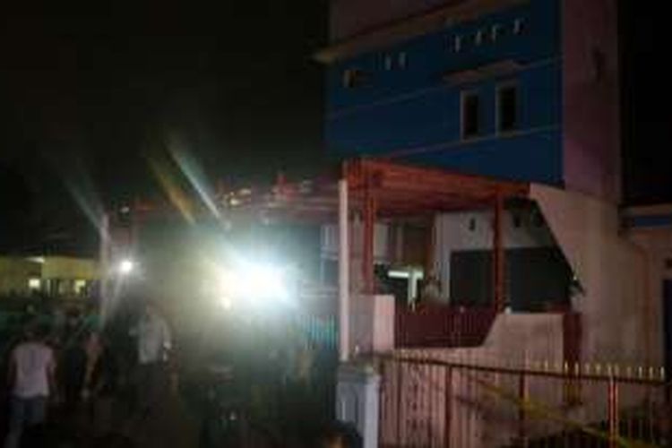 Rumah tempat ditemukan bom di Bintara Jaya VIII, Bekasi Barat, Sabtu (10/12/2016).