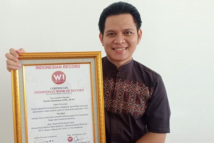 Harits Setyawan, dosen Institut Teknologi Sumatera (Itera) yang menerbitkan 61 buku dan berhasil mendapat penghargaan Indonesia Book of Records.