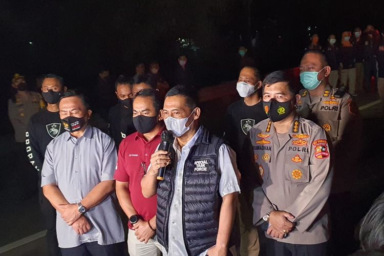 Kepala Divisi Humas Polri Irjen Argo Yuwono (memegang mic) di Tol Jakarta-Cikampek, Senin (14/12/2020) dini hari.