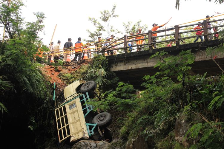 Sebuah truk engkel nomor polisi R 1940 CC berpenumpang 34 orang terjatuh ke dalam sungai di RT 1 RW 2, Desa Serang, Kecamatan Karangreja, Jumat (30/6/2017) siang.