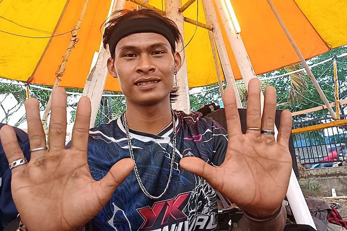 Pengayun Ombak Banyu bernama Joni (21) saat ditemui Kompas.com di Pasar Malam Caglak, Gedong, Pasar Rebo, Jakarta Timur,  Selasa (11/6/2024).
