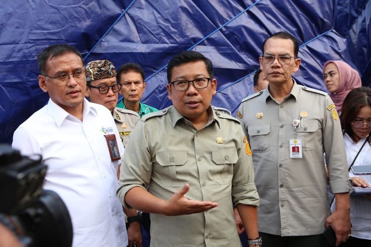 Plt Menteri Pertanian (Mentan), Arief Prasetyo Adi  saat mengunjungi gudang pupuk di Karawang, Kamis (12/10/2023).