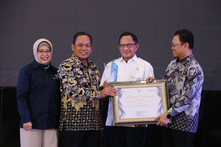 emerintah Kota (Pemkot) Tangerang meraih penghargaan Anindhita Wistara Data yang diserahkan Menteri Dalam Negeri (Mendagri) Tito Karnavian kepada Penjabat (Pj) Wali Kota (Walkot) Tangerang Nurdin dalam acara Anugerah Hari Statistik Nasional 2024 di Hotel Grand Mercure, Jakarta, Kamis (26/9/2024). 
