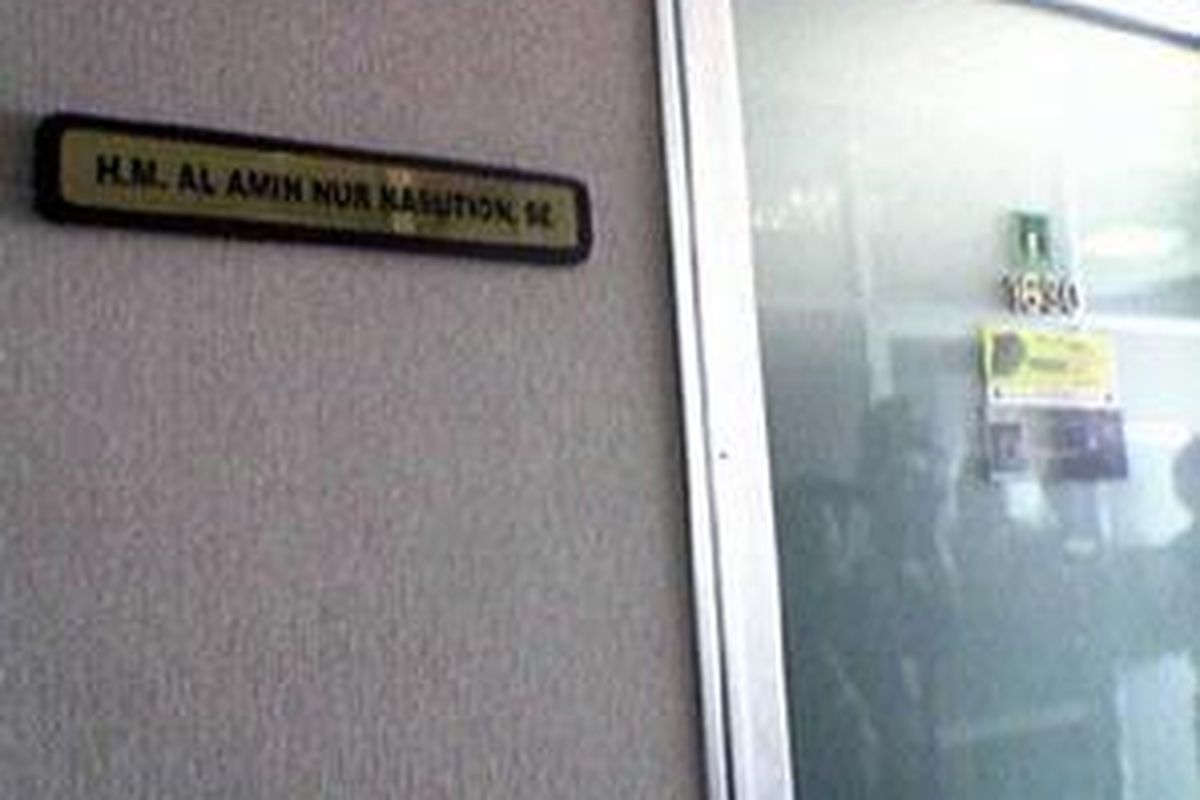 Ruangan Al Amin Nur Nasution yang bernomor 1630 di lantai 16 Gedung DPR RI dalam kondisi terkunci dan tampak sepi. Petugas Pamdal DPR di lantai 16 mengatakan dari pagi hanya asisten Al Amin, Anissa yang datang. Namun, setelah 5 menit Anissa pergi lagi karena ada tamu dan belum kembali lagi.