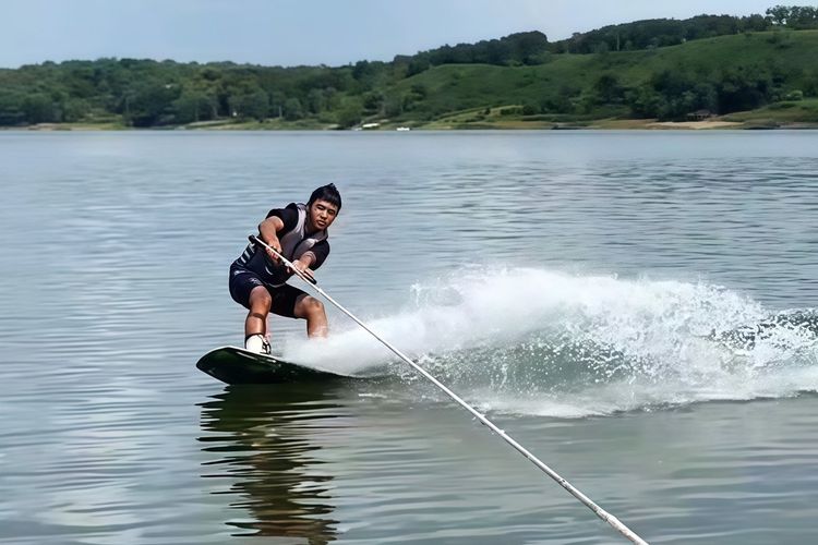 Cerita Pemuda Asal Magetan Lahirkan Atlet Ski Air Berprestasi, Bermodal Papan Kayu Jati dan Tali Sapi