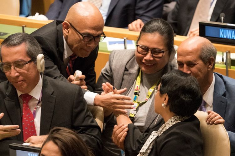 Anggota delegasi Indonesia dalam pemungutan suara Majelis Umum PBB usai terpilih menjadi salah satu anggota sementara Dewan Keamanan, di New York, Jumat (8/6/2018).