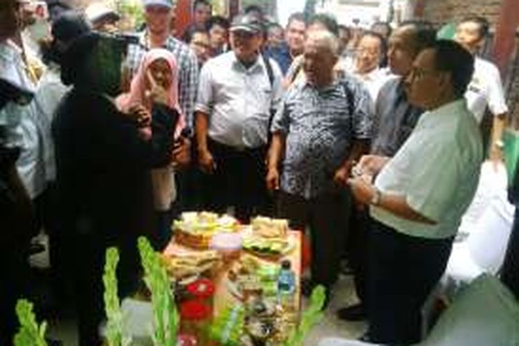 Risma dan rombongan Menteri ESDM Sudirman Said di Kampung Kue Surabaya,Senin (2/5/2016)