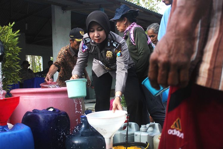 Musim kemarau membuat warga Desa Kerek terpaksa mengunakan air sungai yang kotor karena 10 hari tidak mendapat  bantuan air bersih.