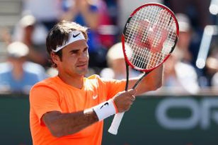 Petenis Swiss, Roger Federer, merayakan kemenangan atas petenis Kanada, Milos Raonic, pada semifina BNP Paribas Terbka di Indian Wells, Sabtu (21/3/2015).