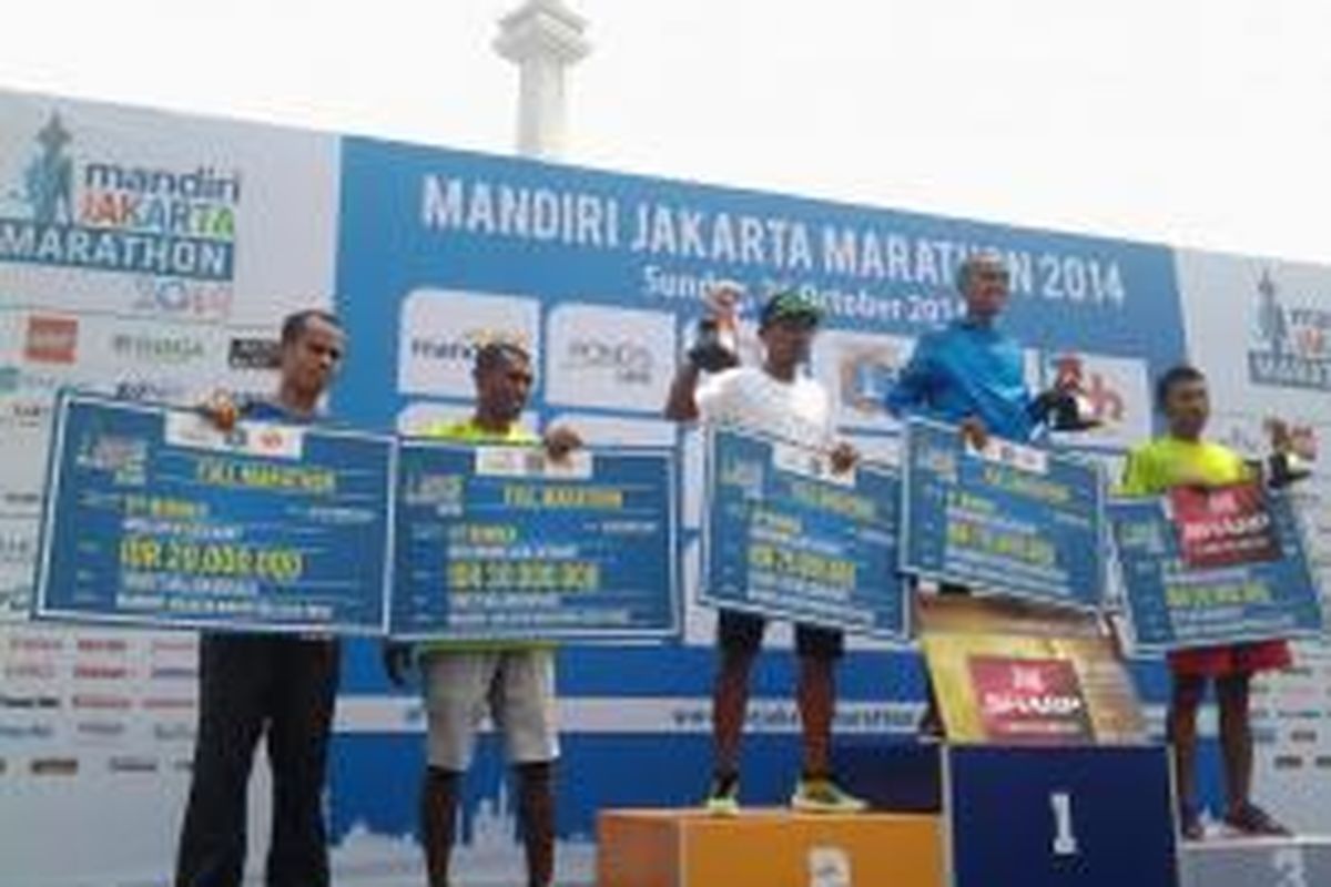 Para pelari elit Indonesia, Agus Prayogo (tengah) menjuarai full marathon nasional putra Jakarta Marathon 2014, Minggu (26/10/2014).