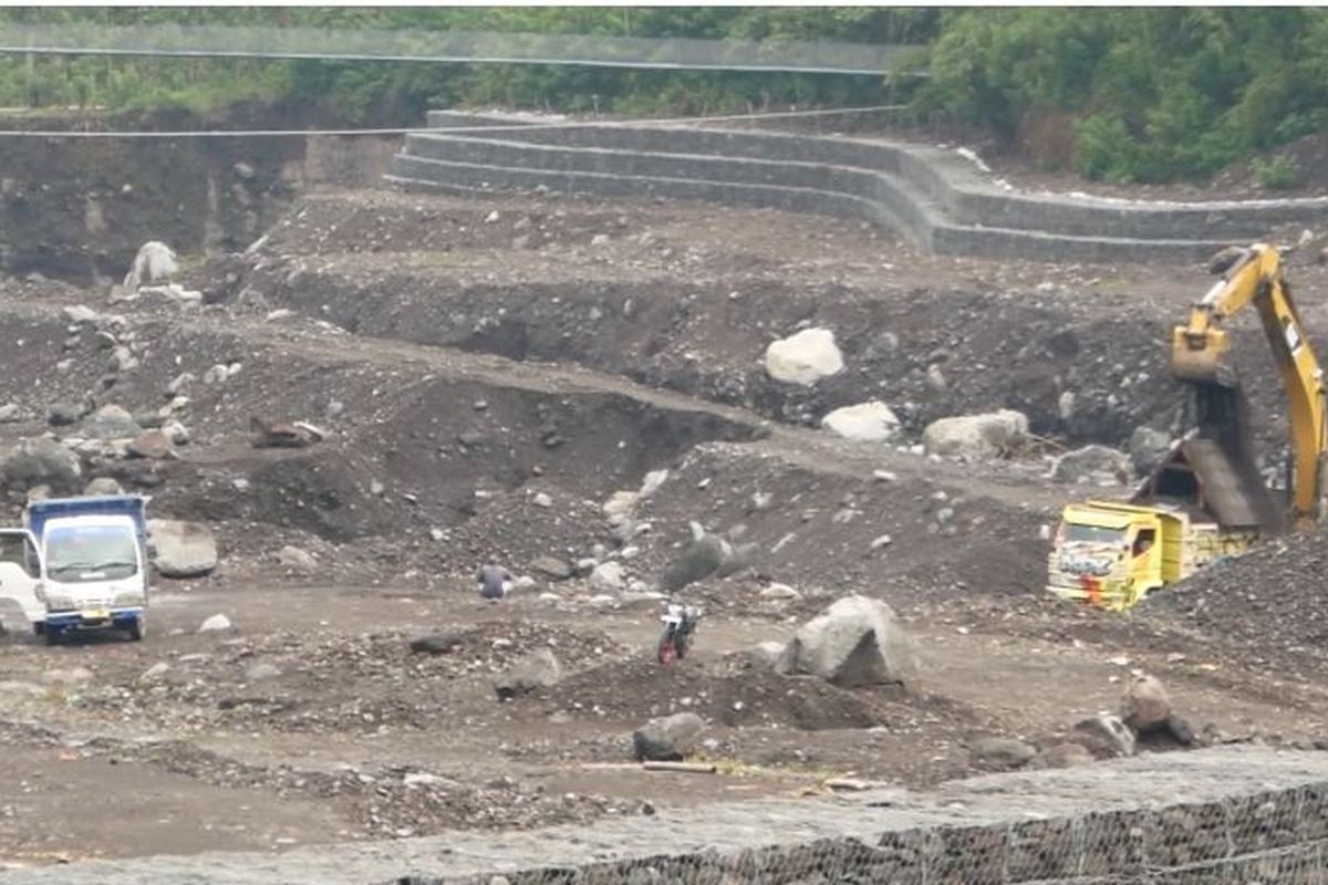 Aktivitas pertambangan pasir di sungai aliran lahar Gunung Semeru, Jumat (16/8/2024)
