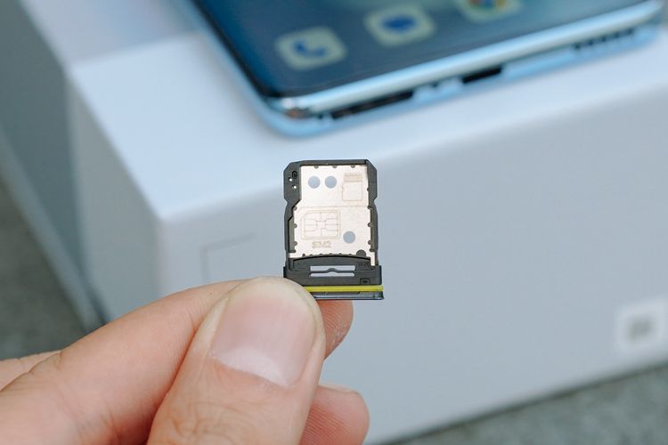 Laci SIM hybrid Oppo Reno 10 bisa memuat dua kartu nano-SIM atau satu buah nano-SIM dan sebuah kartu memori microSD