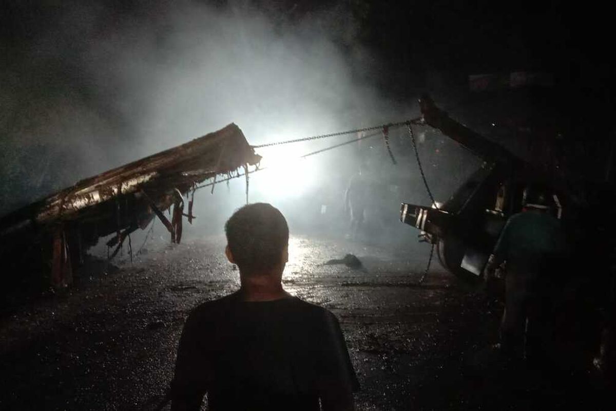 Foto-foto: Proses pengangkatan bangkai bus pariwisata yang masuk jurang sedang dilakukan tim derek Polresta Tasikmalaya di Kecamatan Rajapolah, Kabupaten Tasikmalaya, Jawa Barat sampai Sabtu (25/6/2022) malam.