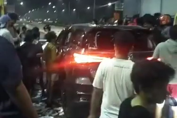 Sebuah video viral di media sosial memperlihatkan sebuah mobil diamuk massa di pintu Tol Ciledug 2, Pesanggrahan, Jakarta Selatan.