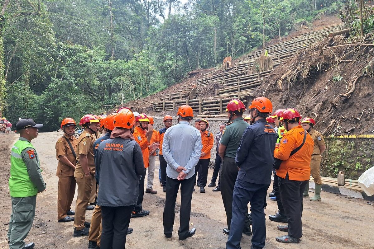 Tim gabungan lintas sektor meninjau lokasi jalur Mojokerto - Pacet, Senin (21/4/2025).