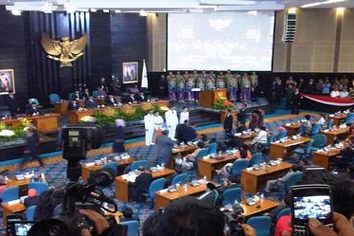 Suasana pelantikan Gubernur dan Wakil Gubernur DKI di Gedung DPRD Jakarta, Senin (15/10/2012).

