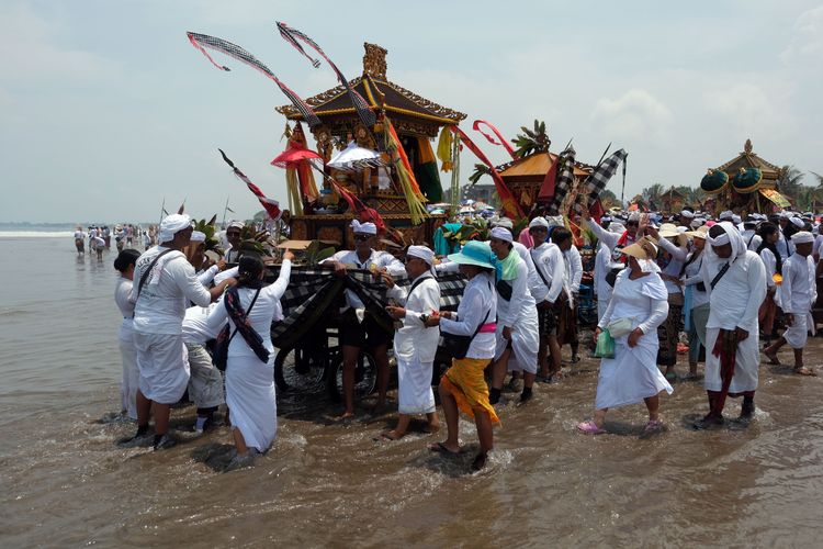 Umat Hindu membawa benda sakral saat upacara Melasti saat upacara Melasti di Pantai Petitenget, Badung, Bali, Jumat (8/3/2024). Seluruh umat Hindu di Bali melaksanakan upacara Melasti yang merupakan ritual penyucian diri dan alam untuk menyambut Hari Raya Nyepi Tahun Baru Saka 1946. 