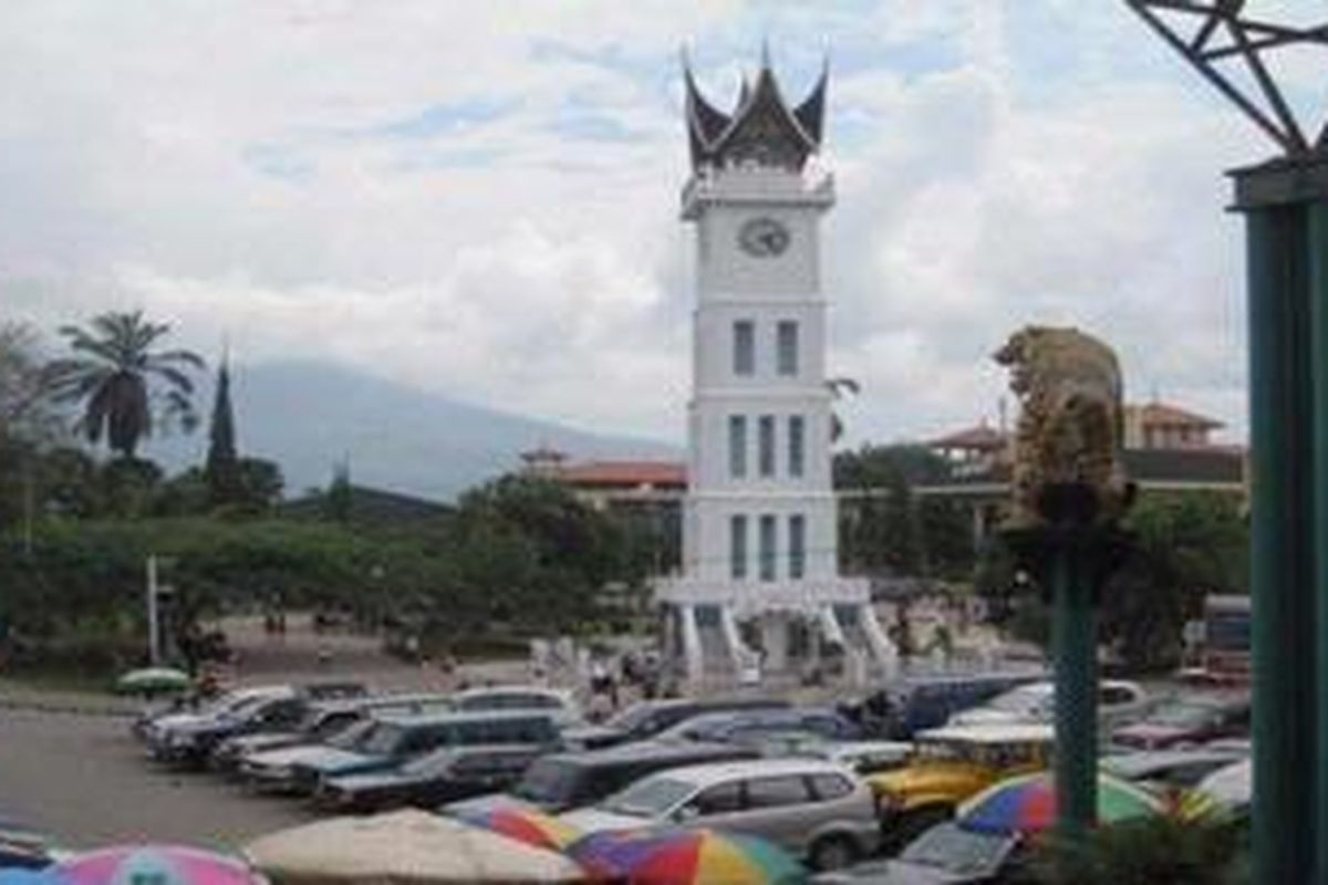 Jam Gadang dilihat dari Pasar Ateh (Pasar Atas). Pasar Ateh dikawal oleh dua patung harimau. Harimau sebagai lambang Agam. Tapi tak ada lagi yang mengawal Jam Gadang. 