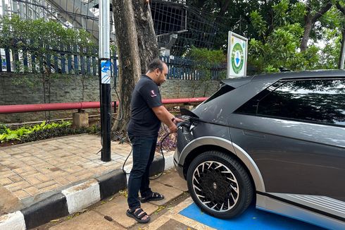 PLN: Tidak Semua Tiang Listrik Bisa Dijadikan Charging Station EV