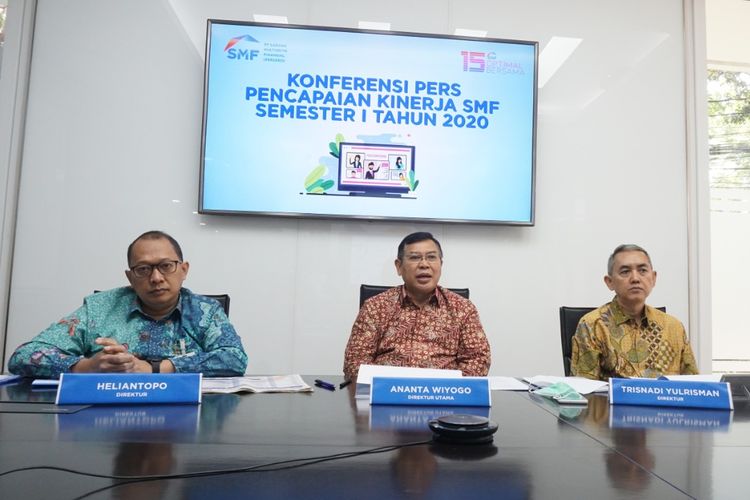 Direktur Utama PT Sarana Multigriya Finansal (SMF) Ananta Wiyogo, didampingi Direktur SMF Trisnadi Yulrisman, dan Direktur SMF Heliantopo saat Konferensi Pers Kinerja SMF Semester I-2020 secara virtual, di Jakarta, Senin (27/7/2020).