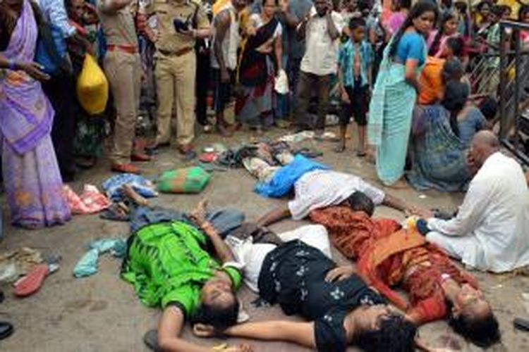 Sebanyak 27 orang tewas terinjak-injak dalam sebuah festival keagamaan di negara bagian Andhra Pradesh, India, Selasa (14/7/2015).