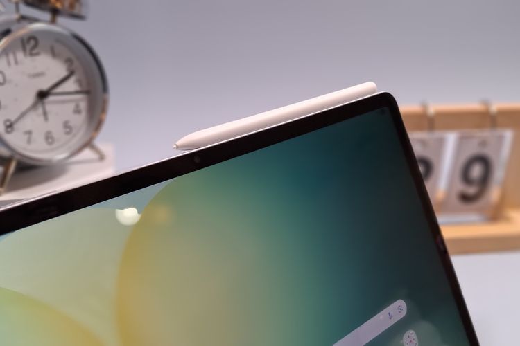 Aksesori pena digital (stylus) S Pen pada Samsung Galaxy Tab S10 FE dan S10 FE Plus dapat digunakan untuk menunjang berbagai aktivitas produktif, seperti mencatat, menggambar, menandai dokumen, hingga navigasi ke berbagai aplikasi.