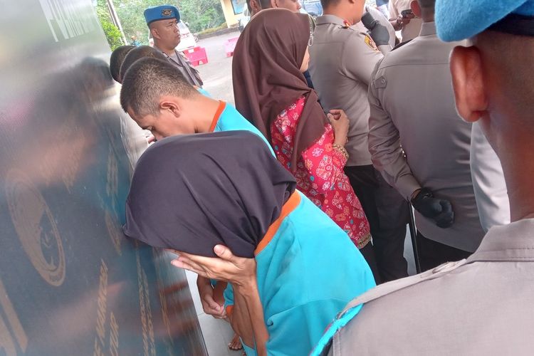 YS (50) perempuan paruh baya ini hanya bisa tertunduk sambil menutupi wajahnya saat di ekspose jajaran Polres Cianjur, Senin (14/8/2023). YS diamankan karena mengedarkan narkoba jenis sabu.