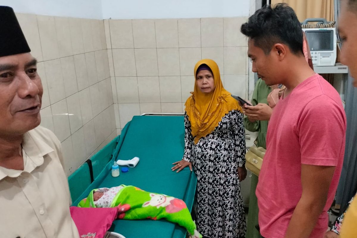 Polisi mendatangi bayi yang ditemukan di dalam sebuah kardus di Kecamatan Muncar, Banyuwangi, Minggu (7/1/2024)