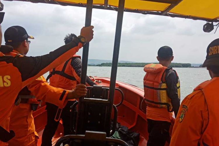 Tim SAR gabungan menyisir laut dari pelabuhan Tanjung Emas menuju Pantai Tirang Kota Semarang untuk mencari pemuda yang dilaporkan hilang, Rabu (21/12/2022).