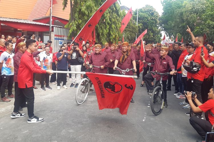 Bacaleg PDI-P Solo naik sepeda onthel dan dokar menuju ke Kantor KPU Solo, Jawa Tengah, Kamis (11/5/2023). Pemberangkatan star dari Kantor DPC PDI-P Brengosan, Solo.