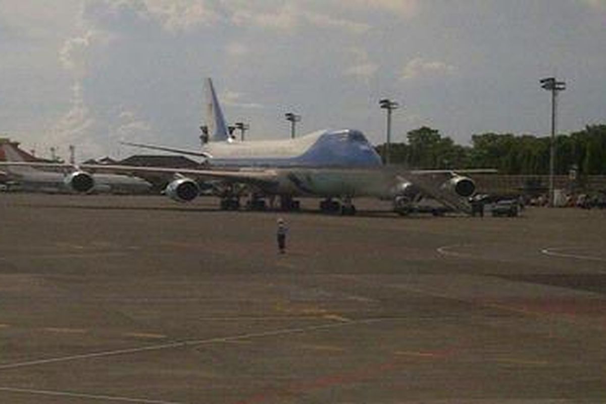 Pesawat Kepresidenan Air Force One yang diparkir di apron Bandara Internasional Ngurah Rai, Denpasar, Bali, Sabtu (19/11/2011) 