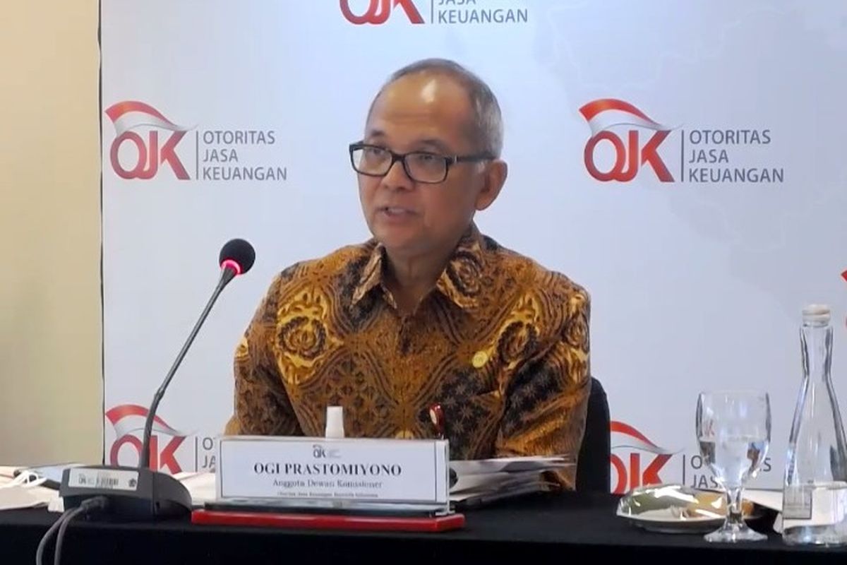 Kepala Eksekutif Pengawas Industri Keuangan Non-Bank (IKNB) OJK Ogi Prastomiyono saat konferensi pers RDG OJK Oktober 2022, Kamis (11/4/2022).