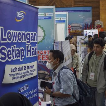 Pengunjung mencari informasi tentang lowongan kerja pada Jakarta Utara Job Festival 2025 di Gedung Serbaguna Gelora Sunter, Jakarta, Selasa (14/10/2025). Suku Dinas Tenaga Kerja, Transmigrasi, dan Energi (Sudin Nakertransgi) Jakarta Utara menggelar bursa kerja dengan menghadirkan 38 perusahaan dari beragam sektor industri untuk memperluas akses lapangan kerja dan menekan angka pengangguran. 