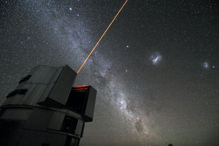 Astronom menggunakan laser untuk mengetahui bagaimana atmosfer bergerak, sehingga mereka dapat menghilangkan binar dari bintang yang mereka amati. Seluruh proses ini disebut ?optik adaptif??.