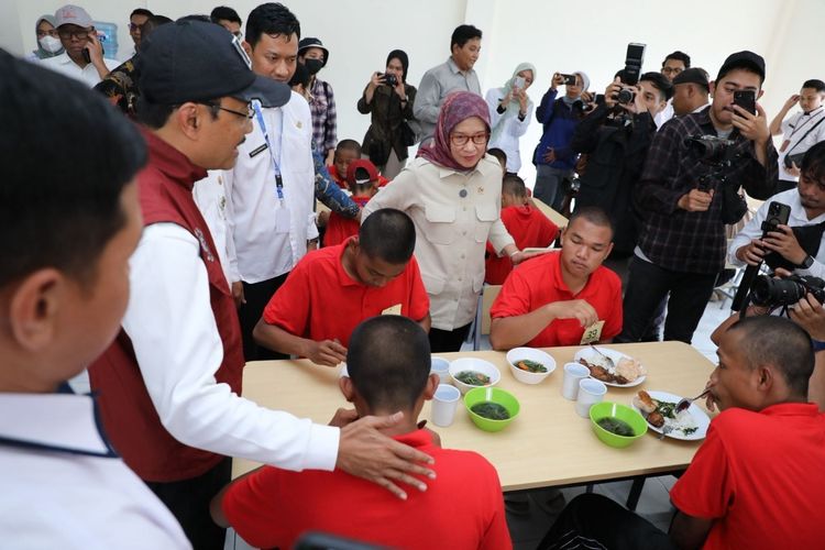 Menteri Pendayagunaan Aparatur Negara dan Reformasi Birokrasi (PANRB) Rini Widyantini saat meninjau Sekolah Rakyat Terintegrasi 45 Semarang, Rabu (29/10/2025).