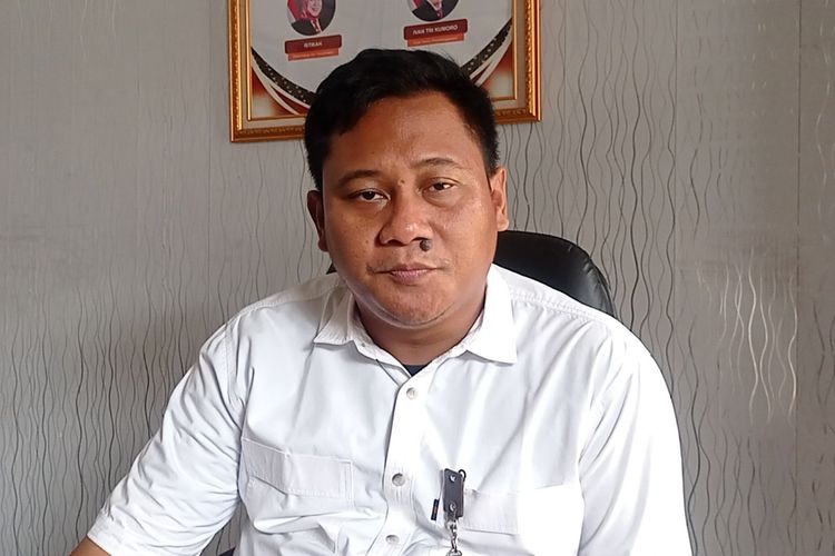 Ketua KPU Kabupaten Magetan Noviano Suyide. Hari pertama pembukaan pendaftaran pasangan calon Bupati dan Wakil Bupati Magetan dalam Pilkada 2024 KPU ml Magetan menerima konfirmasi 3 pasangan calon yang akan mendaftar dihari yang berbeda.