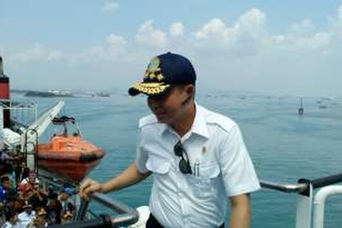 Menteri Perhubungan Ignasius Jonan, saat melakukan pemantauan arus mudik di Kapal Feri, Pelabuhan Merak Banten, Minggu (3/7/2016).