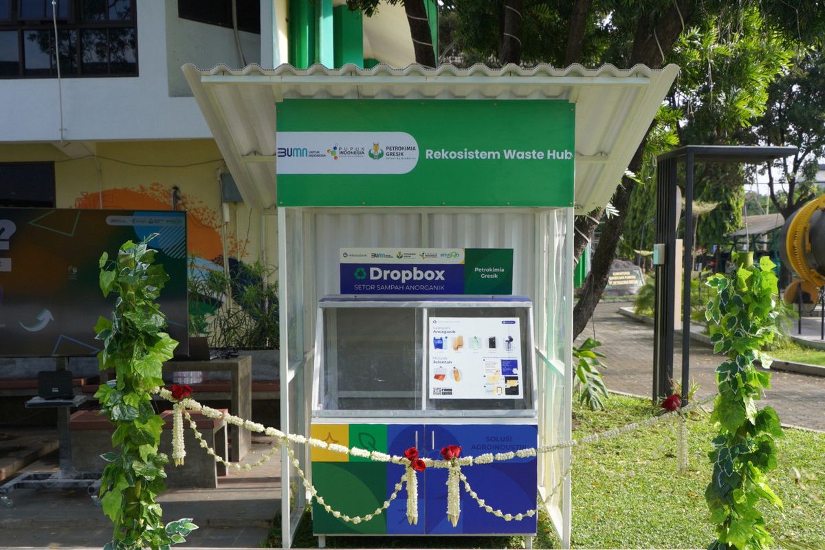 Satu dari lima waste station yang didirikan dalam menunjang program eco-dropbox, untuk pengelolaan sampah di lingkungan perusahaan Petrokimia Gresik.