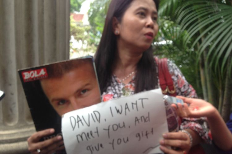 Kristin, warga Semarang yang ingin bertemu dengan David Beckham menyambangi Balai Kota Semarang, Rabu (28/3/2018). Ia membawa batik hitam sebagai kenang-kenangan. 