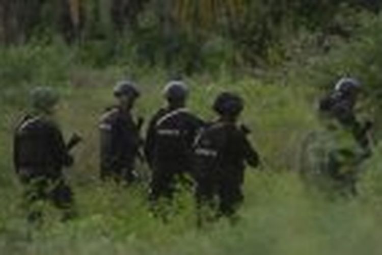 Polisi dan TNI memeriksa rumah warga yang berada di sekitar lokasi pengejaran terduga teroris di Kelurahan Mamboro, Palu Utara, Sulawesi Tengah, Sabtu (7/11/2020). Aparat gabungan yang terdiri dari Detasemen Khusus (Densus) 88 Antiteror Polri, Brimob Polri dan TNI melakukan pengejaran terhadap seorang pria yang diduga merupakan anggota kelompok teroris yang masuk dalam Daftar Pencarian Orang (DPO) Poso serta bersembunyi di sekitar wilayah tersebut dan hingga pukul 17.30 WITA petugas masih melakukan pengejaran. 