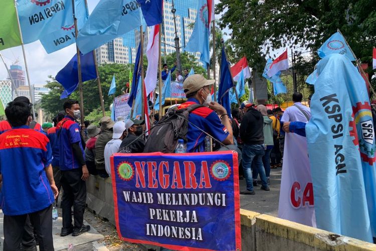 Massa dari KSPSI menggelar aksi unjuk rasa dalam rangka memperingati Hari Buruh Internasional yang sempat tertunda di Kawasan Patung Kuda, Jakarta Pusat, Kamis (12/5/2022).