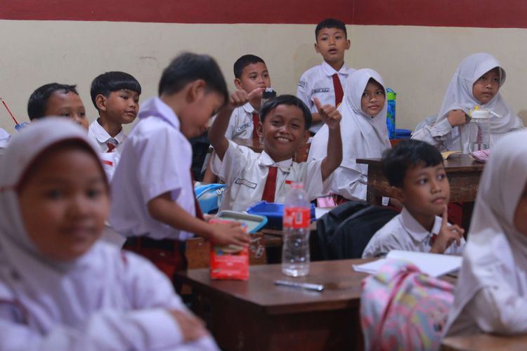 Tradisi Serba Baru Saat Masuk Sekolah, Beban yang Diam-Diam Dipikul Orangtua