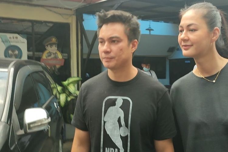 Pasangan artis Baim Wong serta istrinya, Paula Verhoeven tampak mendatangi Polsek Kebayoran Lama, Jakarta Selatan pada Senin (3/10/2022). 