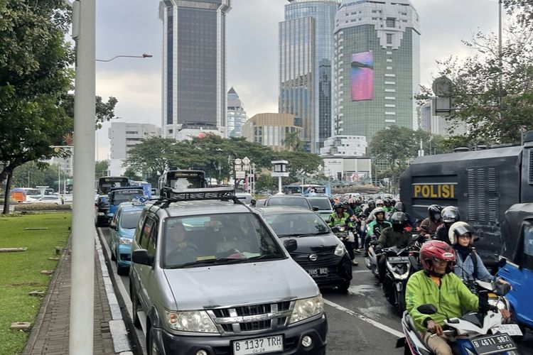 Lalu Lintas dari Patung Kuda Menuju Stasiun Gambir di Jalan Medan Merdeka Selatan Macet