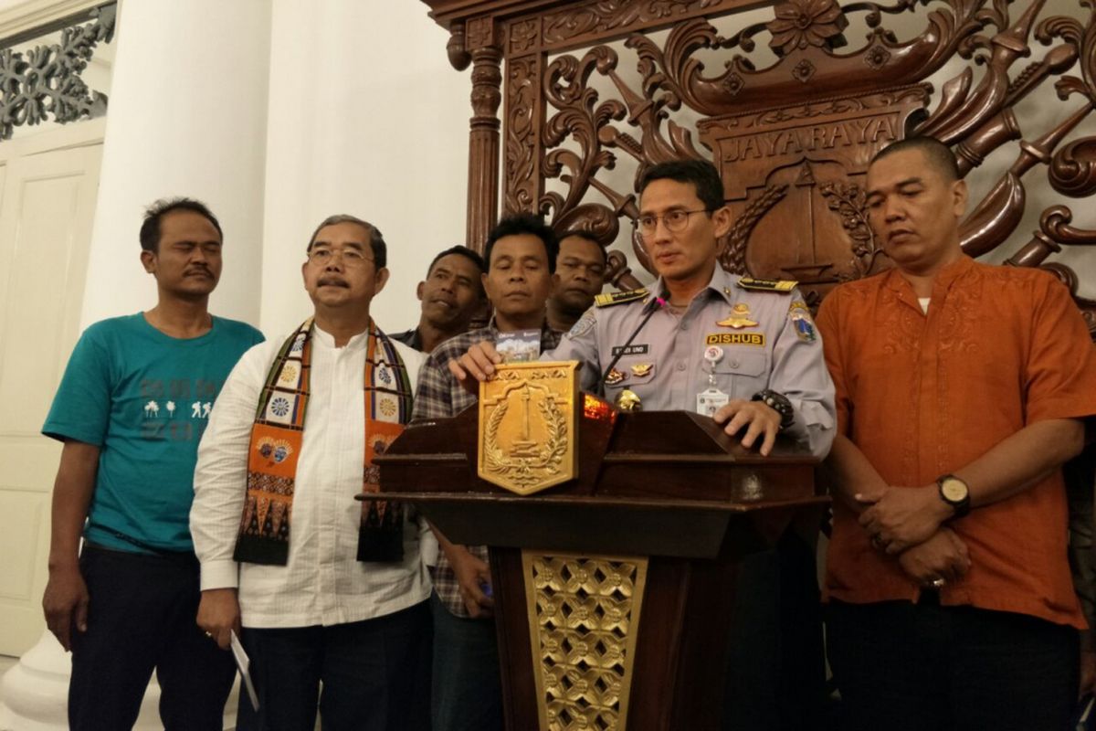 Wakil Gubernur DKI Jakarta Sandiaga Uno bersama sopir angkot Tanah Abang melakukan konferensi pers di Balai Kota DKI Jakarta, Jalan Medan Merdeka Selatan, Jumat (2/2/2018). 