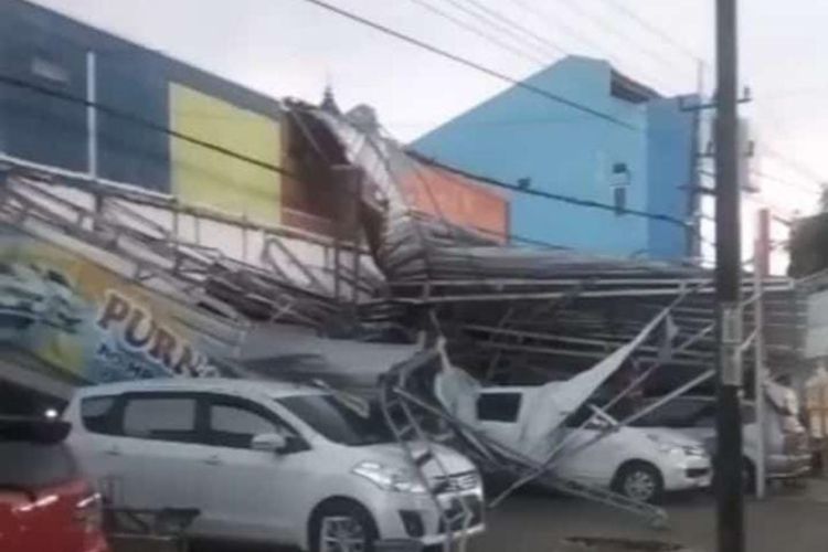 Hujan deras disertai angin kencang di Kabupaten Ngawi menewaskan stu pemotor yangvtertimpa pohon tumbang. Hujan juga membuat belasan pohon tumbang serta merusak sejumlah rumah warga.